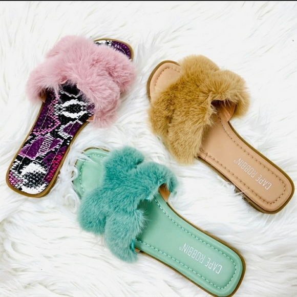 Shoes - 🆕️ LAST 2! Cape Robbin Fur Slides